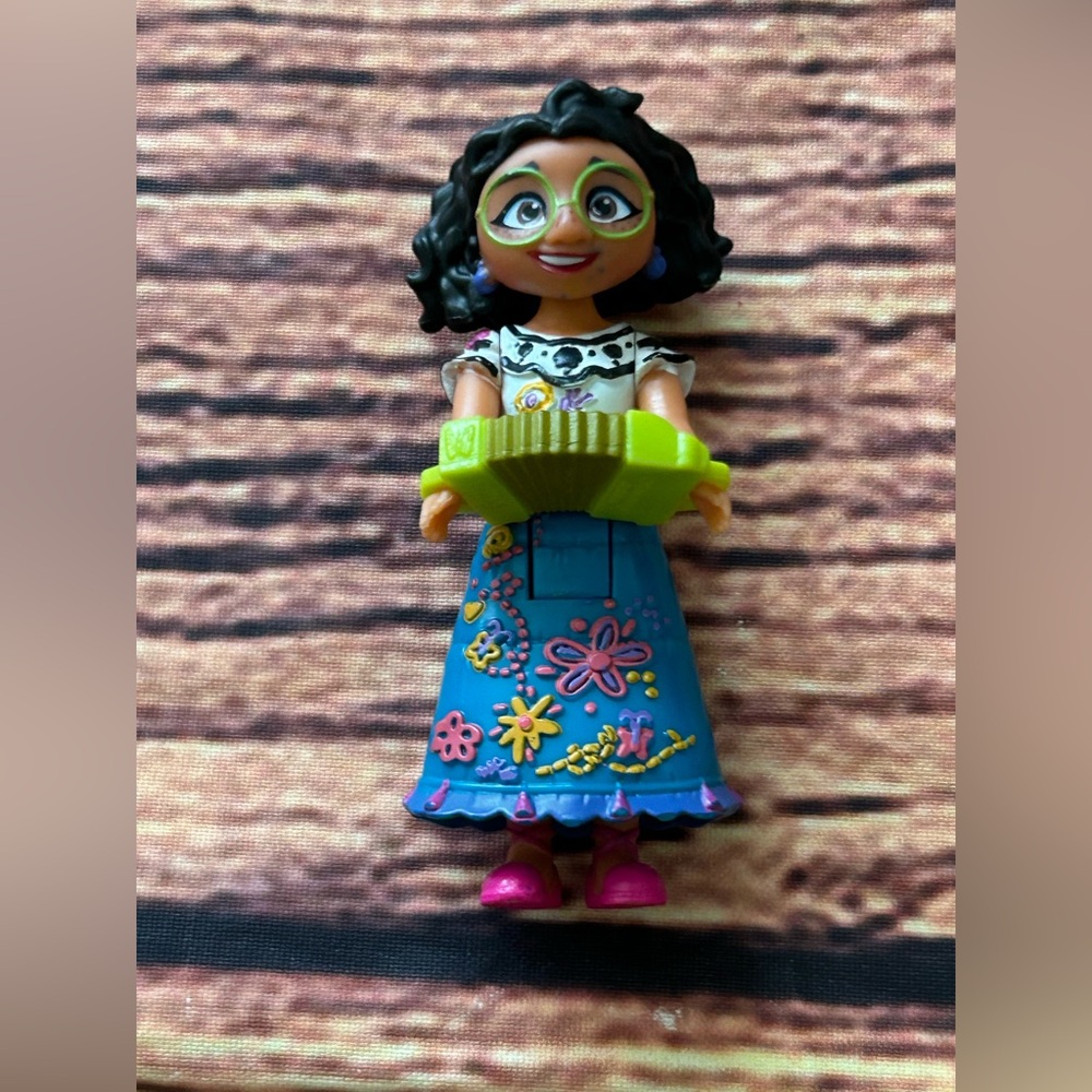 Disney Encanto Mirabel Madrigal 3-inch small doll toy